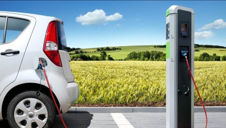 Auto elettrica in carica