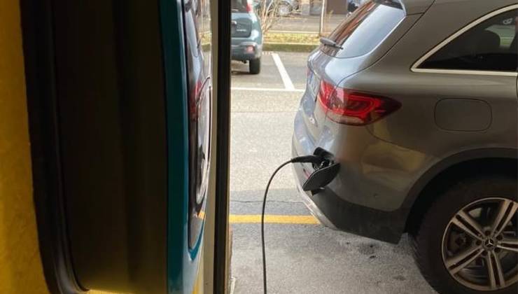 Auto elettrica in carica