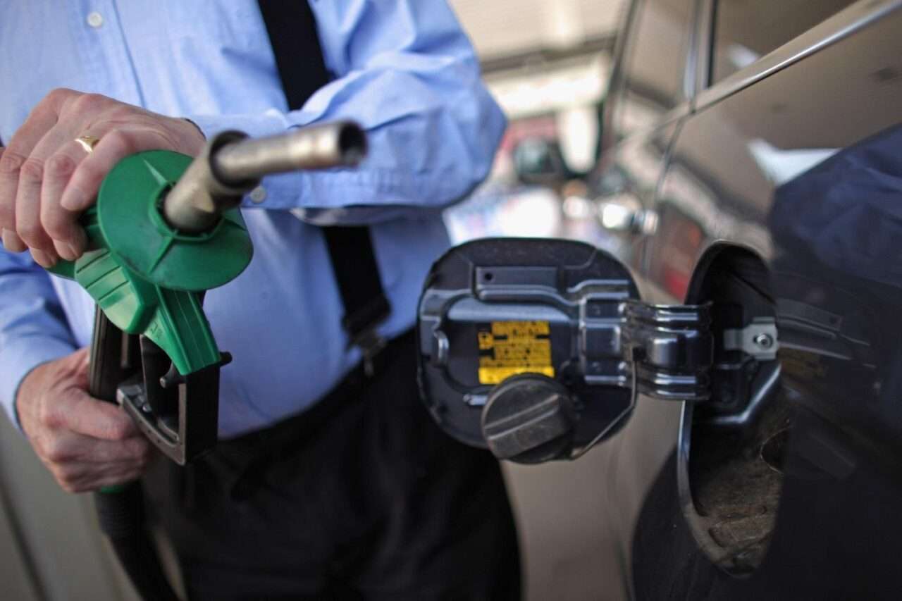 Uomo che mette carburante alla sua auto