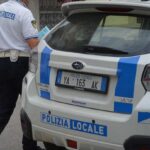 Agente polizia locale, sceso dal veicolo