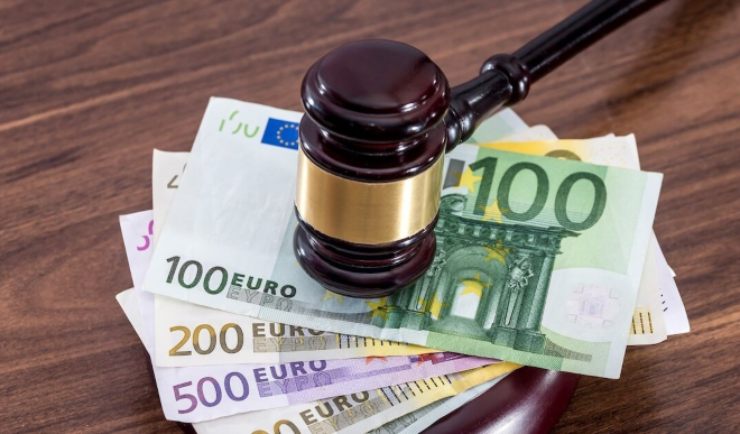 Martello giudice sopra a banconote euro