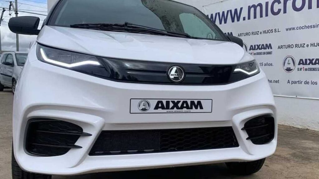 Microcar elettrica spaziosa, boom Aixam Ambition: comfort da utilitaria | Basta la patente AM