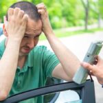 Uomo disperato di fronte al risultato dell'alcoltest