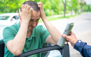 Uomo disperato di fronte al risultato dell'alcoltest