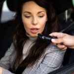 Donna che soffia sull'alcoltest