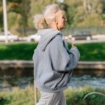 Anziana-al-parco-Foto-di-cottonbro-studio-da-Pexels-MobilitàSostenibile.it