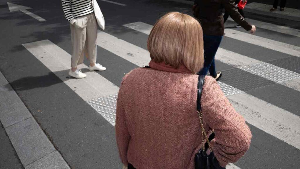 Attraversamento-pedonale-Foto-di-David-Kouakou-da-Pexels-MobilitàSostenibile.it