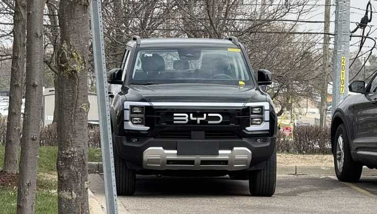 Auto BYD in strada