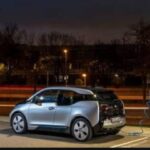 Auto elettrica in carica notturna