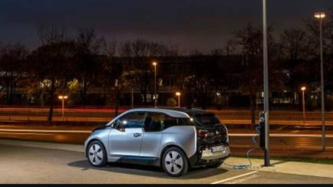 Auto elettrica in carica notturna