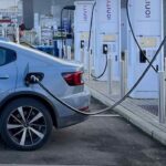 Auto elettrica in carica