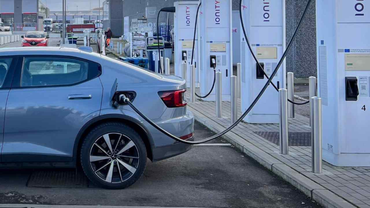 Auto elettrica in carica