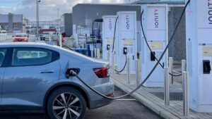 Auto elettrica in carica