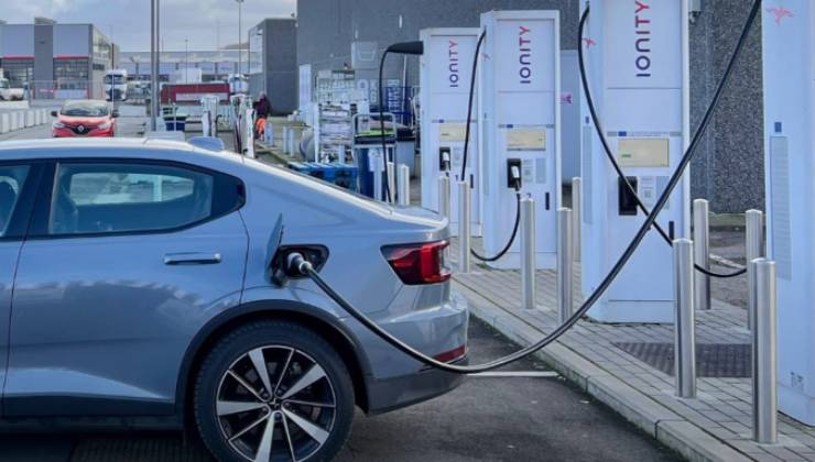 Auto elettrica in carica