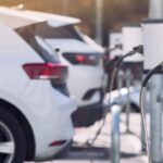 Auto elettriche in carica