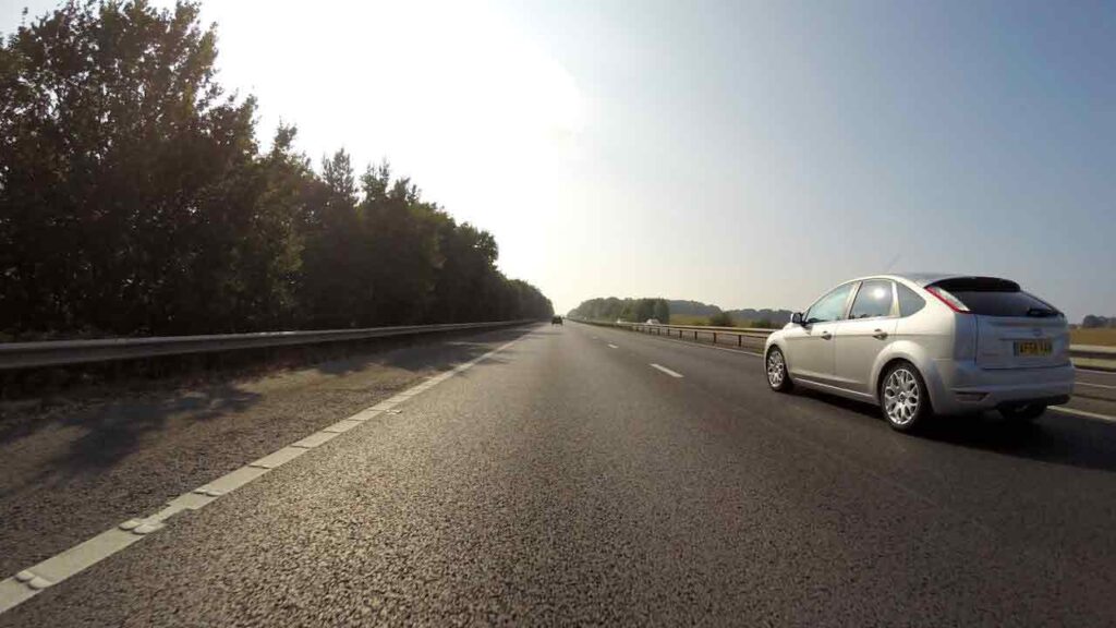 Auto-in-strada-Foto-di-Mike-Bird-da-Pexels-MobilitàSostenibile