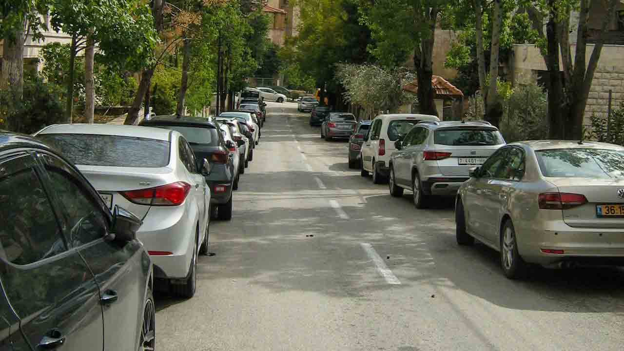 Auto-parcheggiate-Foto-di-George-da-Pexels-MobilitàSostenibile.it