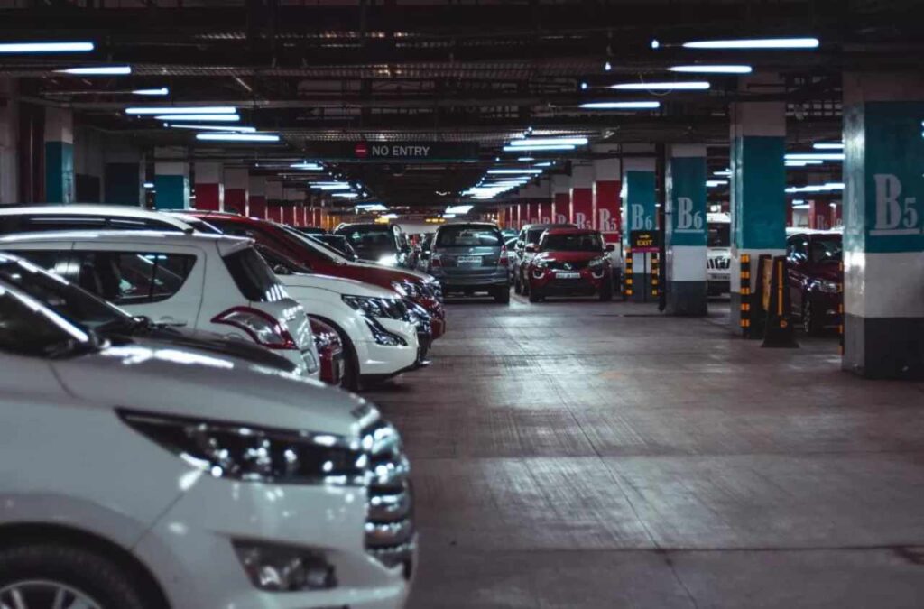 Auto in penombra in un parcheggio sotterraneo