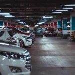 Auto in penombra in un parcheggio sotterraneo