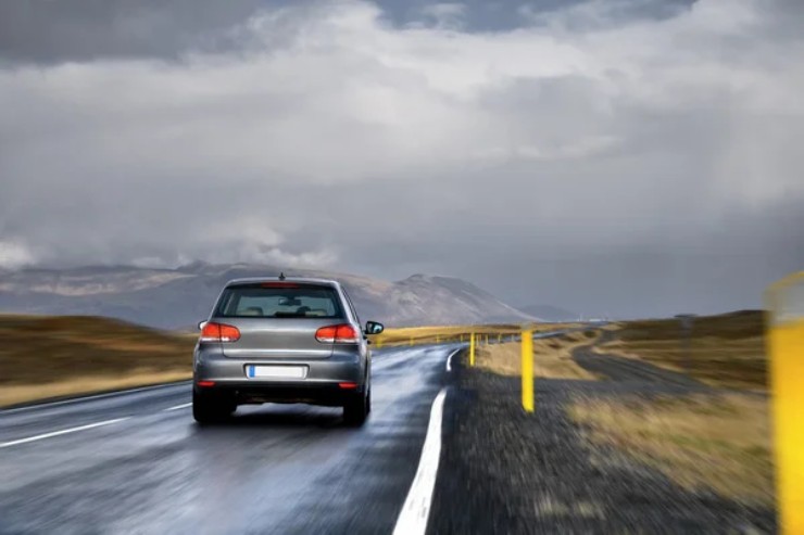 Auto che viaggia su strada