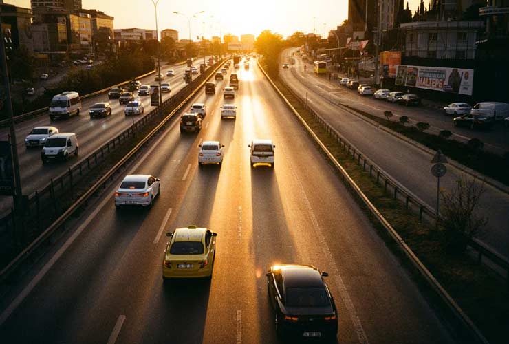Auto-su-strada-Foto-di-Ekaterina-Dotsenko-a-Pexels-MobilitàSostenibile.it