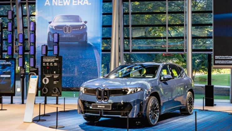 BMW iX3 esposizione