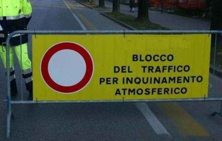 Cartello su transenna: "blocco del traffico per inquinamento atmosferico"