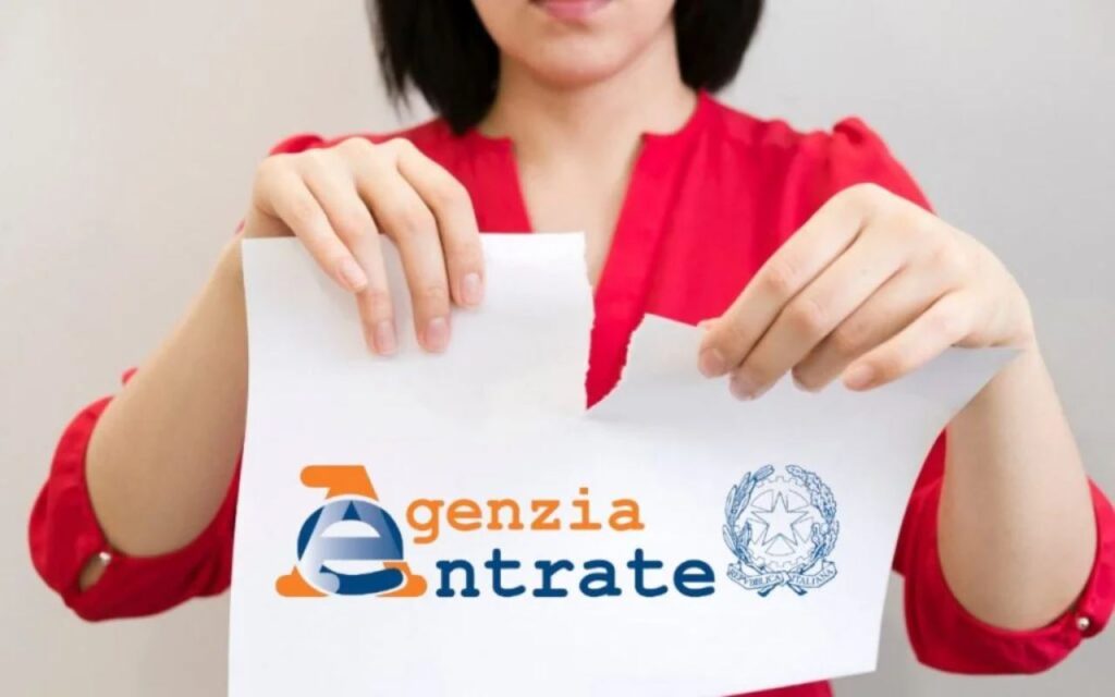 Donna che strappa un foglio con scritto "Agenzia delle Entrate"