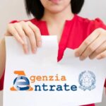 Donna che strappa un foglio con scritto "Agenzia delle Entrate"