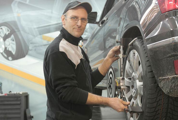 Cambio-pneumatici-Foto-di-Andrea-Piacquadio-da-Pexels-MobilitàSostenibile