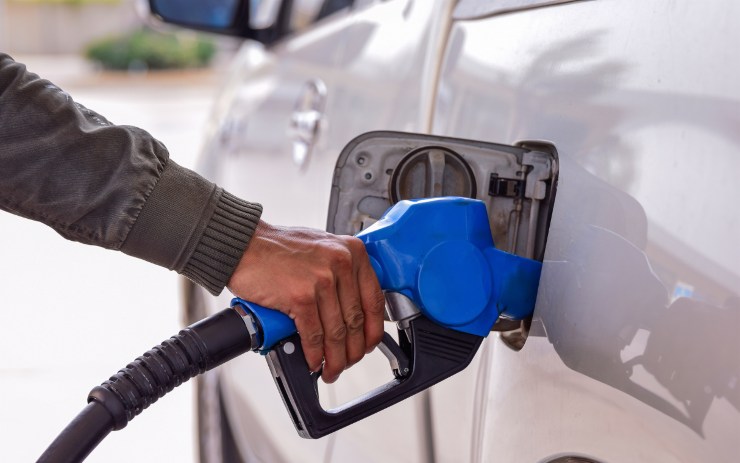 Uomo che fa rifornimento di carburante alla sua auto