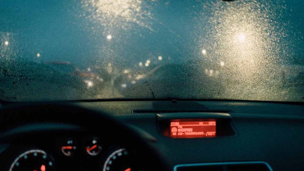Condensa-parabrezza-Foto-di-Lukas-Rychvalsky-da-Pexels-MobilitàSostenibile.it