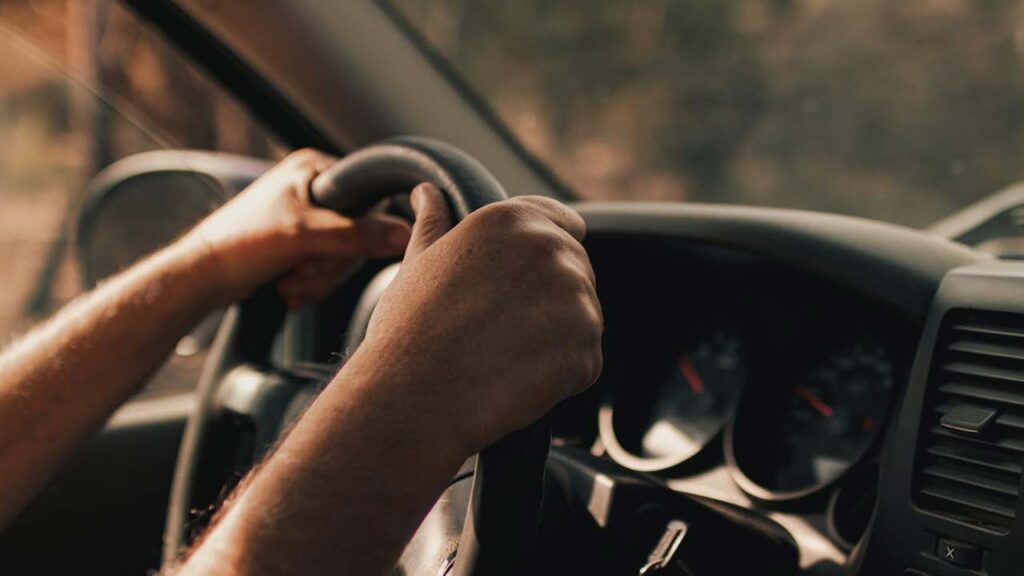 Controllo-automobile-Foto-di-Alessandro-Avilés-da-Pexels-MobilitàSostenibile.it