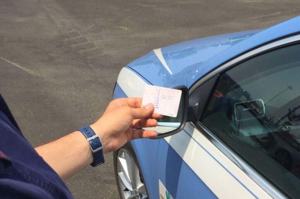 Poliziotto che osserva la patente di un conducente