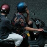 Due-persone-su-scooter-Foto-di-Pew-Nguyen-su-Pexels-MobilitàSostenibile.it