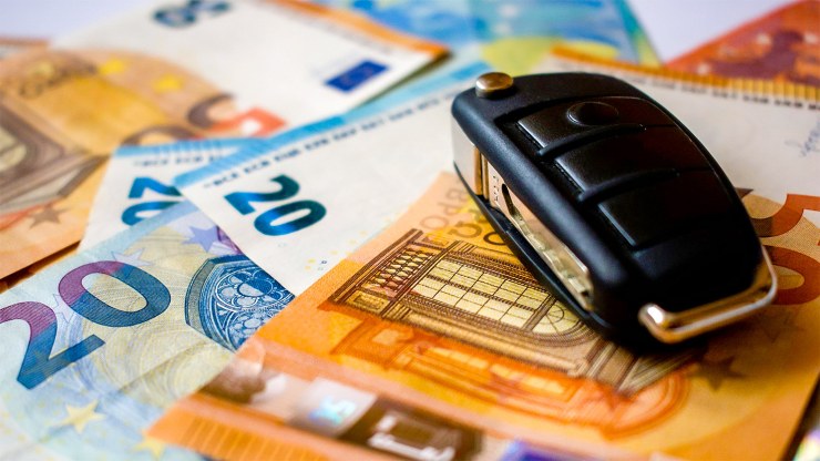 Banconote euro e chiave auto