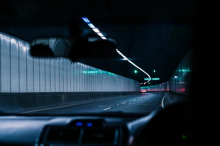 Auto in galleria di notte vista passeggero