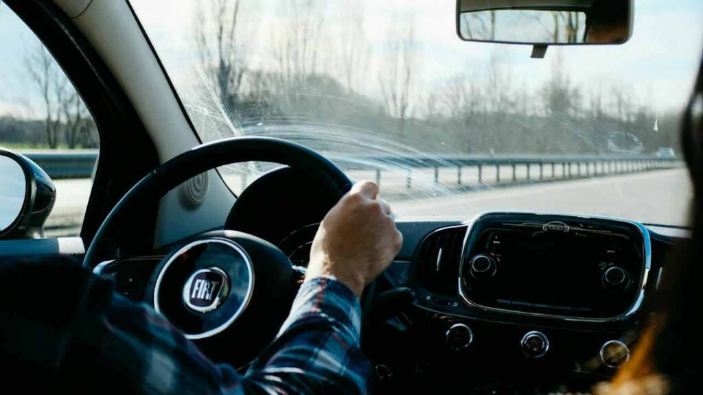 Guidare-auto-Foto-di-Adrien-Olichon-da-Pexels-MobilitàSostenibile.it