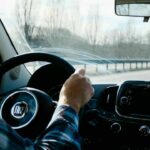 Guidare-auto-Foto-di-Adrien-Olichon-da-Pexels-MobilitàSostenibile.it