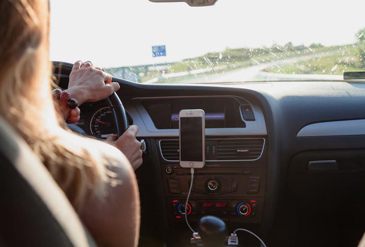 Interno-automobile-Foto-di-Peter-Fazekas-da-Pexels-MobilitàSostenibile