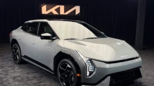 Kia EV4 in autosalone