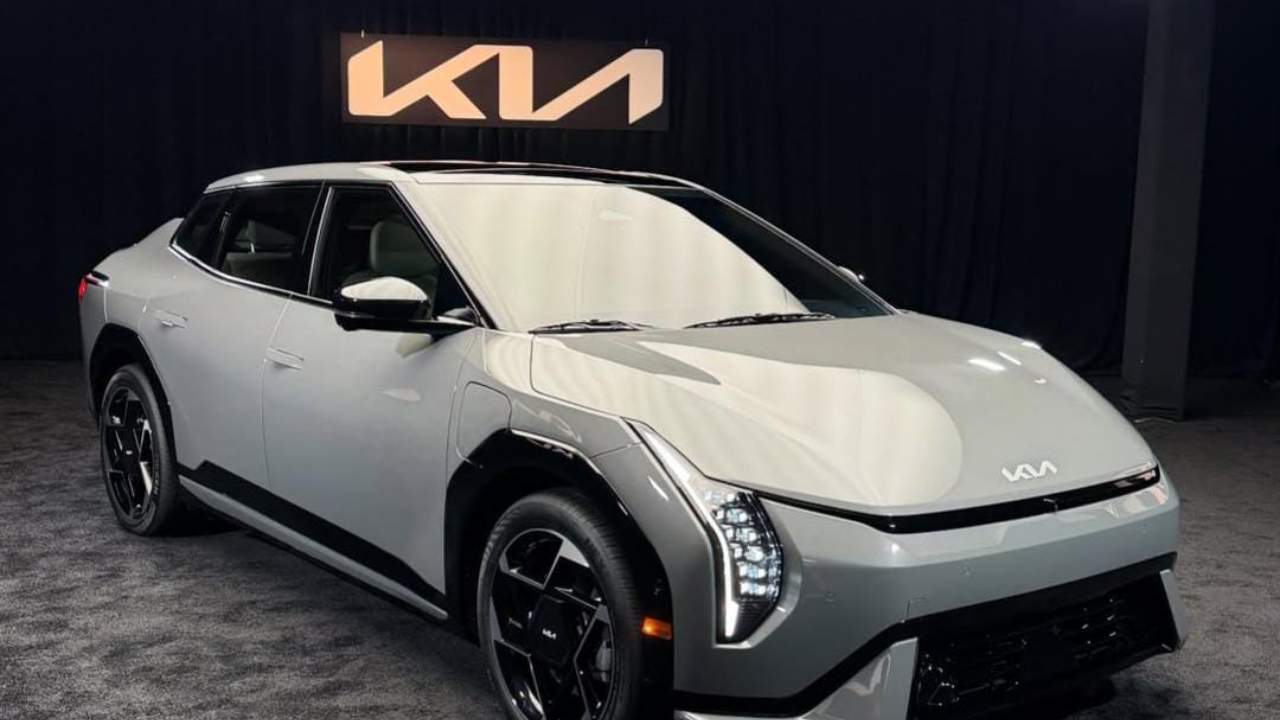 Kia EV4 in autosalone