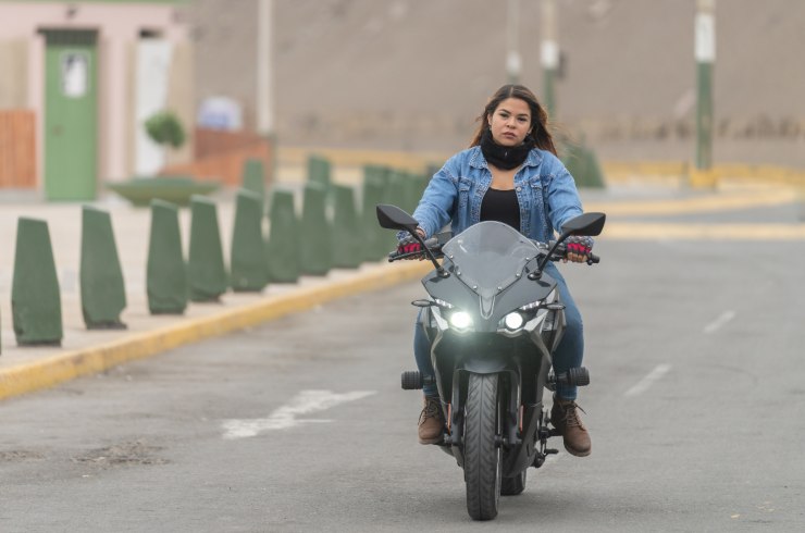 Ragazza in scooter senza casco