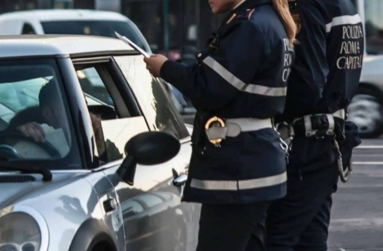 Vigile che controlla un conducente nel suo veicolo
