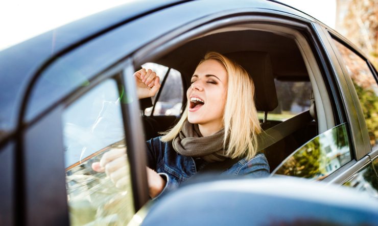 Ragazza che canta in auto