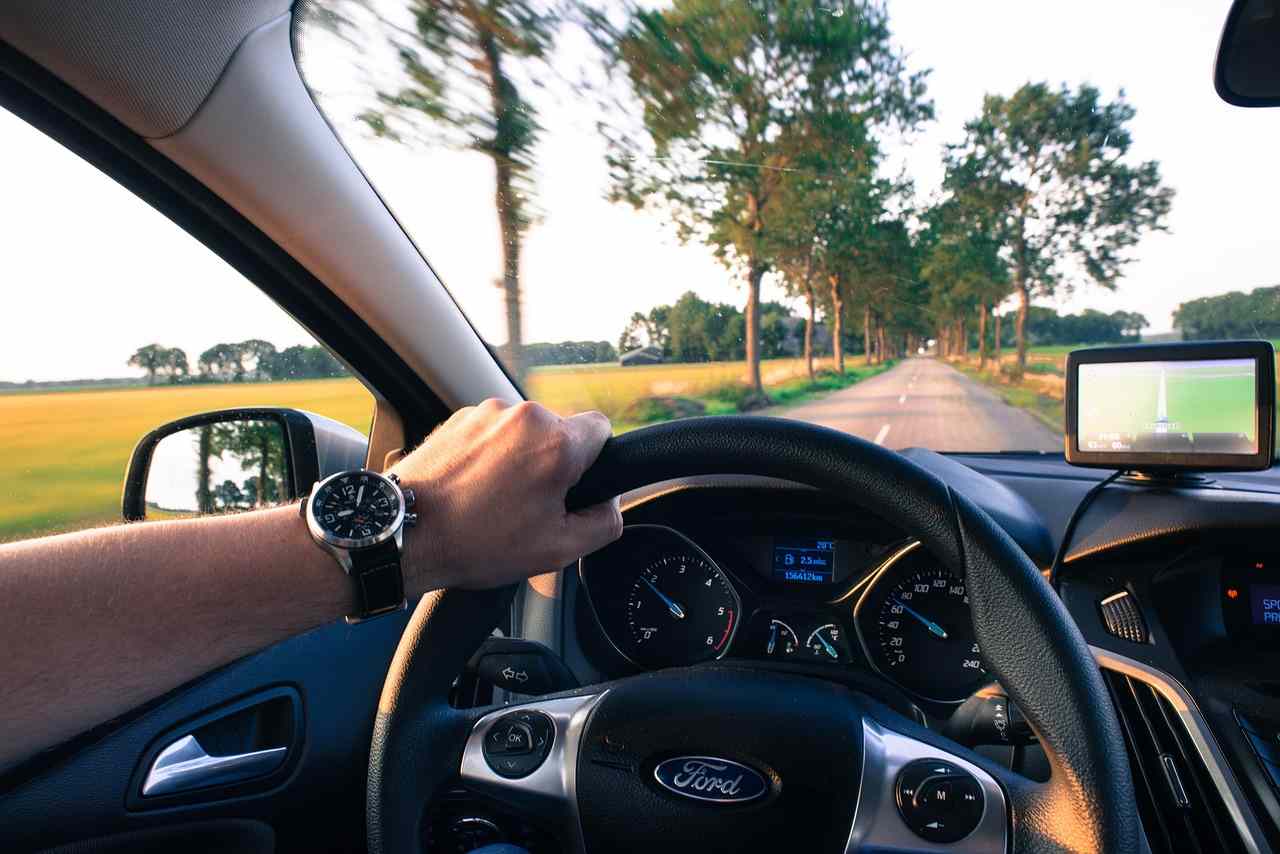 Conducente che utilizza il navigatore