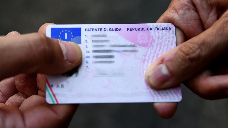 Patente di guida in mano