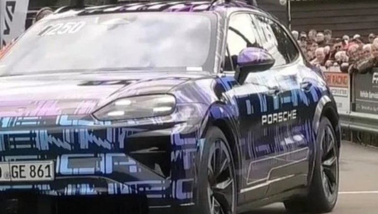 Porsche Cayenne in strada