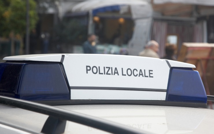 Volante polizia locale durante un posto di blocco