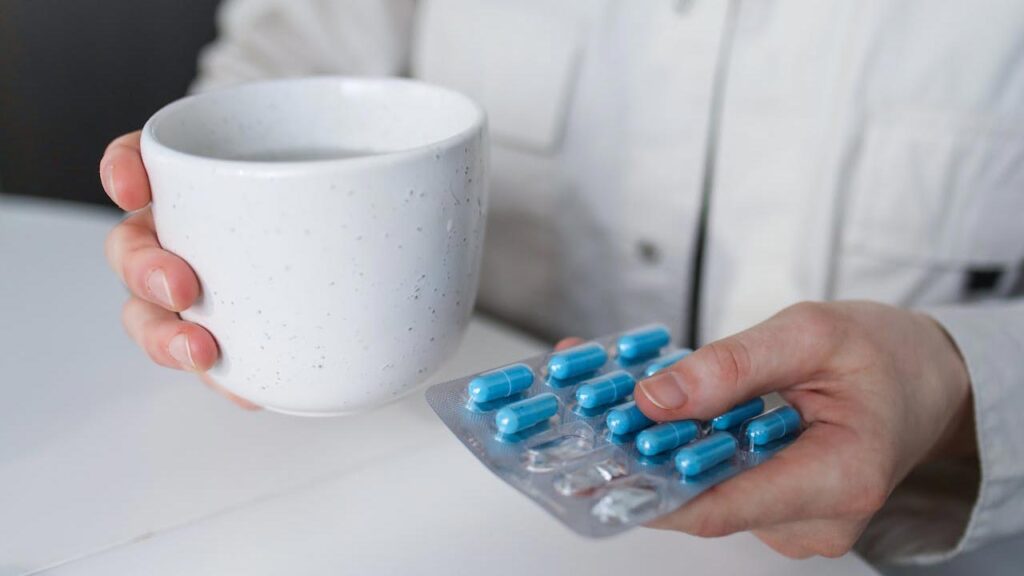 Prendere-farmaco-Foto-di-Polina-Tankilevitch-da-Pexels-MobilitàSostenibile